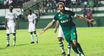 Goiás afasta Léo Gamalho e mais seis 